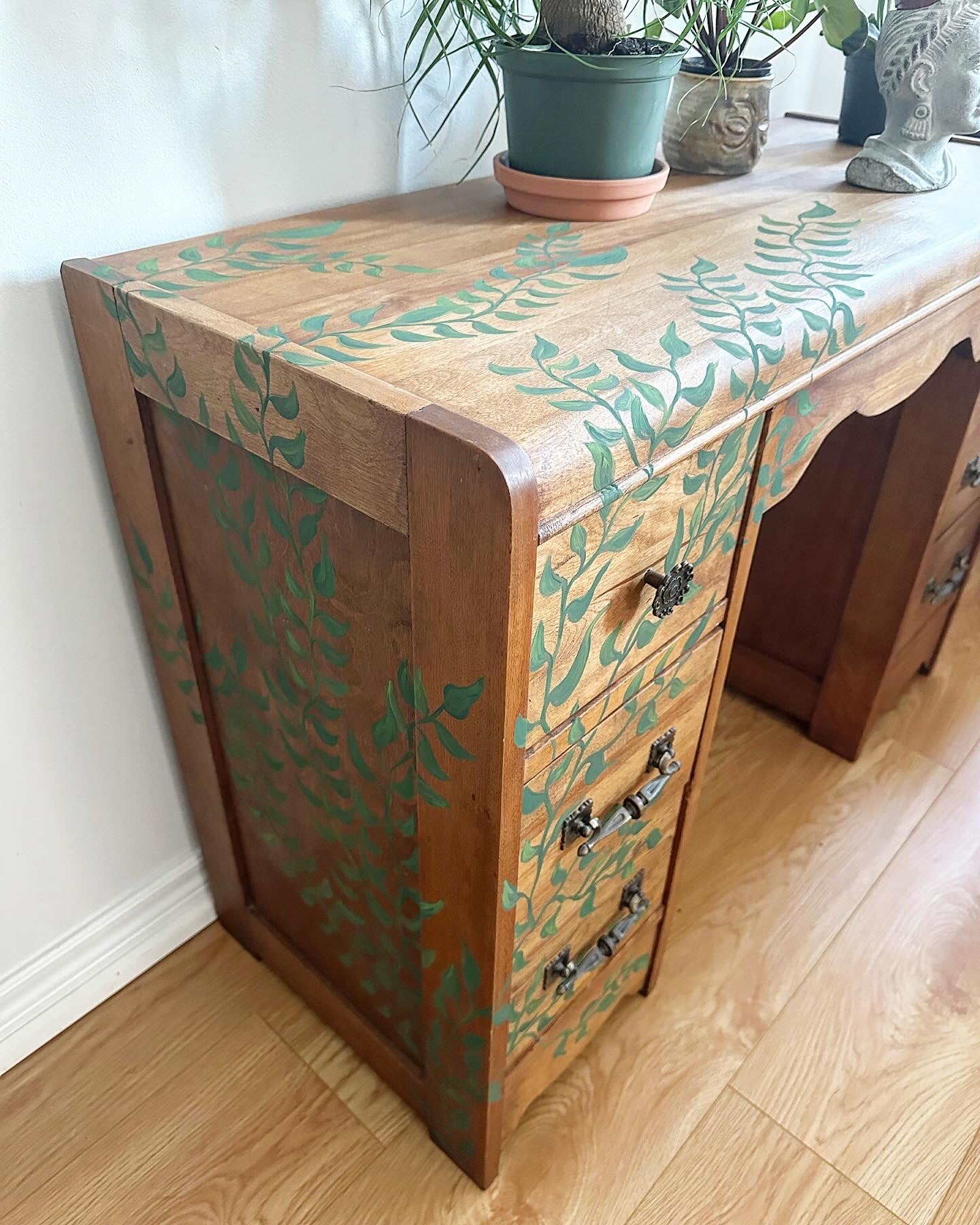 versatile table with vines