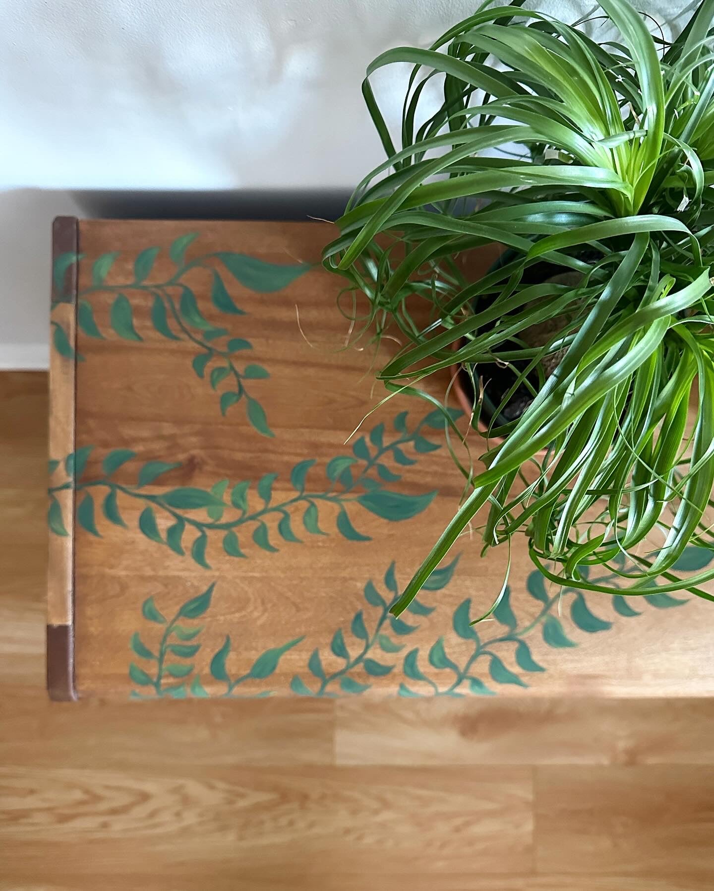 versatile table with vines